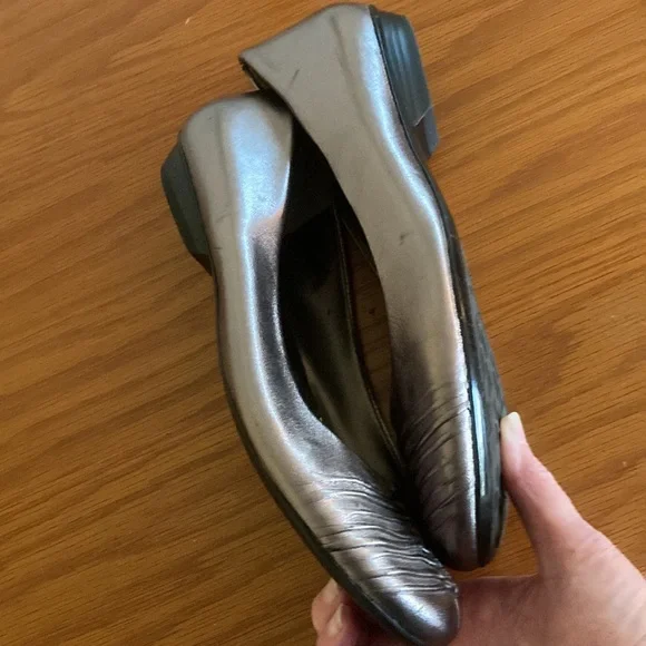 Women’s Naturalizer 8M Misty leather upper flats; preowned; great condition - Picture 5 of 8